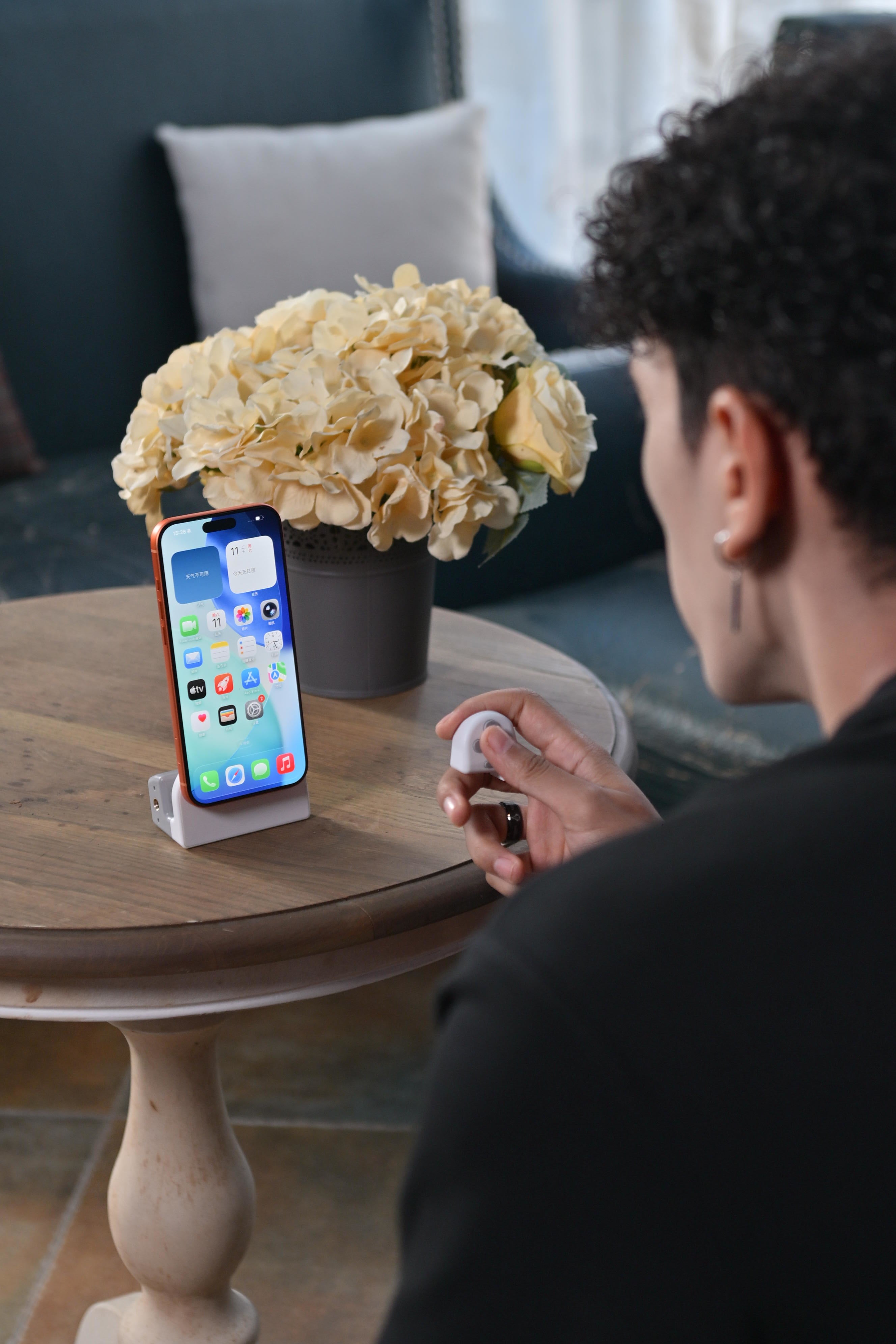 Camera Grip × HD Mirror Display = Rear-Camera Clarity You Can See